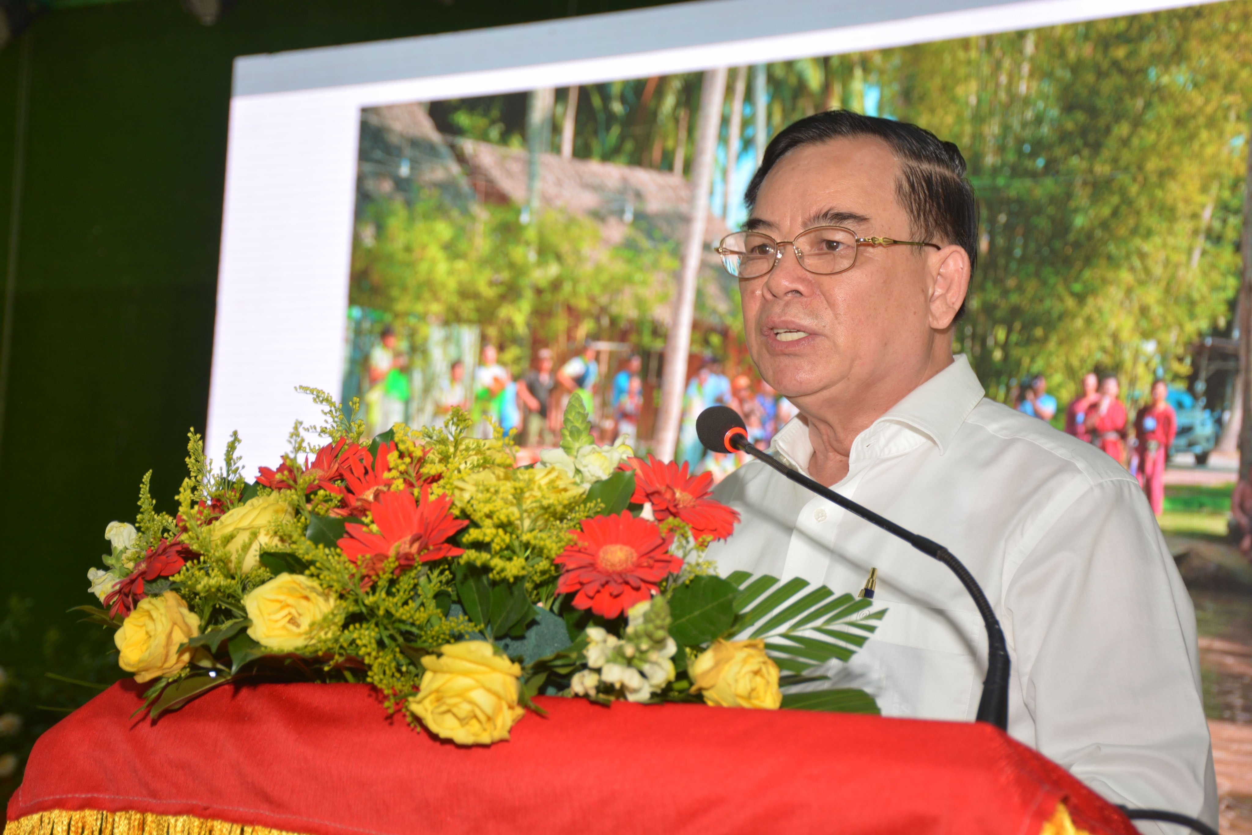 Chủ tịch UBND tỉnh Bến Tre Trần Ngọc Tam phát biểu chỉ đạo tại buổi Họp mặt doanh nghiệp du lịch năm 2023 - Ảnh Trần Lợi.